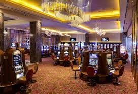 Dealer terlatih dan berpengalaman Dealer profesional melayani meja live blackjack